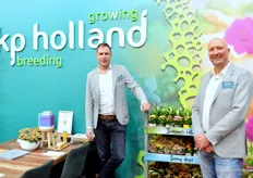 Ruud de Jong en Pieter Eijgenraam van KP Holland samen naar het zomerassortiment voor de retail. 